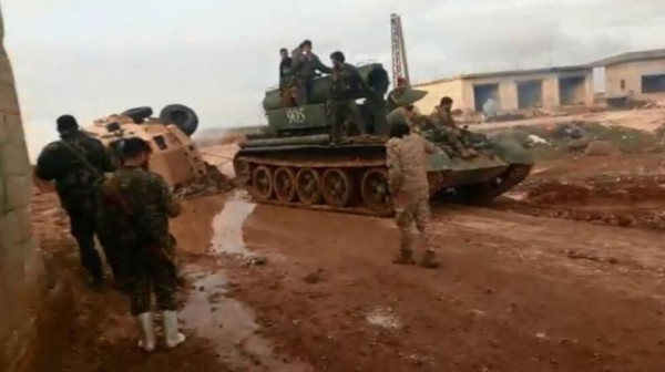 شاهد: الجيش السوري يغتنم مدرعة تركية بعد فرار الجنود الأتراك منها
