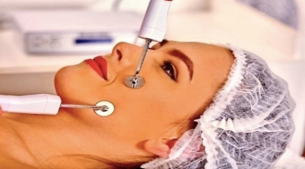 العناية بالبشرة باستخدام الكهرباء أحدث صيحات التجميل