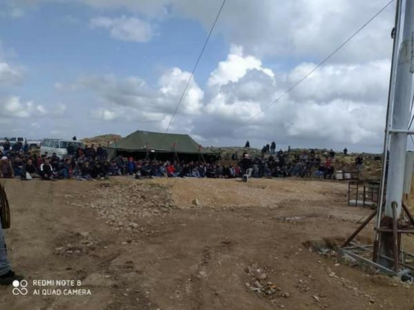 المئات يؤدون صلاة الجمعة على قمة جبل العرمة المهدد بالمصادرة