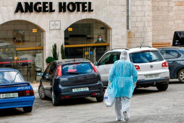 شاهد: طبيب فلسطيني يكشف أوضاع مصابي (كورونا) في فندق (أنجل)