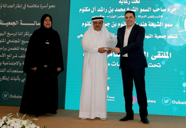 نسائية دبي تكرّم الدكتورأحمد عمارة لدوره في تعزيز الوعي بعلم الطاقة الحيوية