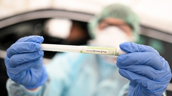 شاهد: بالدبكة والدلعونا أطباء يحاربون فيروس "كورونا" القاتل