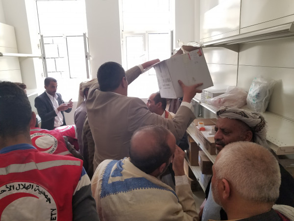 الهلال الأحمر يقدم أدوية لمجمع الطوارئ ومركز الحيوف في مديرية بني حشيش