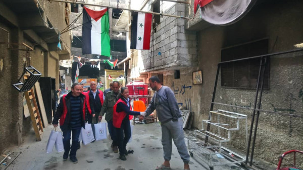 الدائرة السياسية لمنظمة التحرير توزع منظفات ومعقمات على أبناء شعبنا في اليرموك