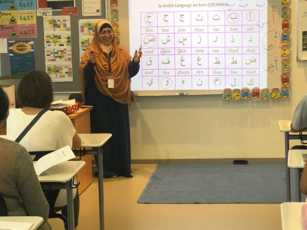 معلّمة في الإمارات تنال أول اعتماد دولي لتعليم اللغة العربية