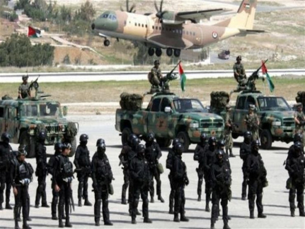 شاهد: الجيش الأردني ينشر قواته على مداخل ومخارج المدن لمواجهة (كورونا)