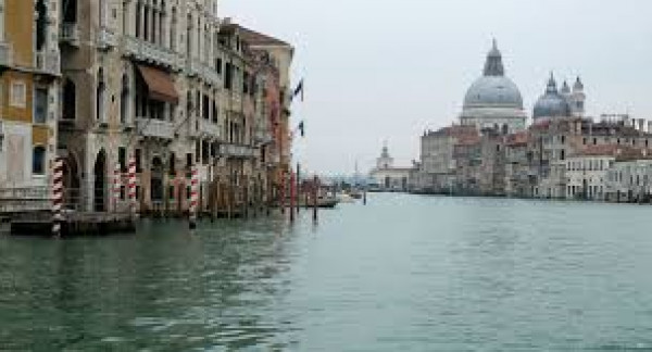 شاهد: (كورونا) يحول مرافق إيطاليا السياحية لأماكن نظيفة ومياه صافية