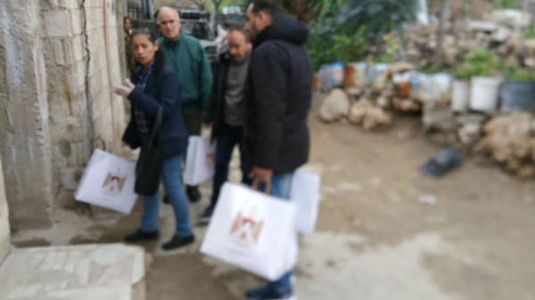 الدائرة السياسية توزع المنظفات والمعقمات على العائلات الفقيرة في مخيم "جرمانا"