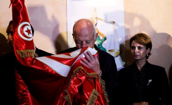الرئيس التونسي يعلن حجراً صحياً كاملاً على بلاده
