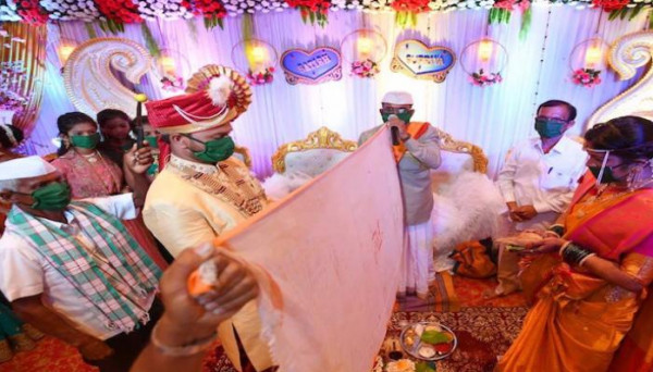 حفل زفاف هندى بالكمامة والمعقمات لتوعية المجتمع بالوقاية من (كورونا)