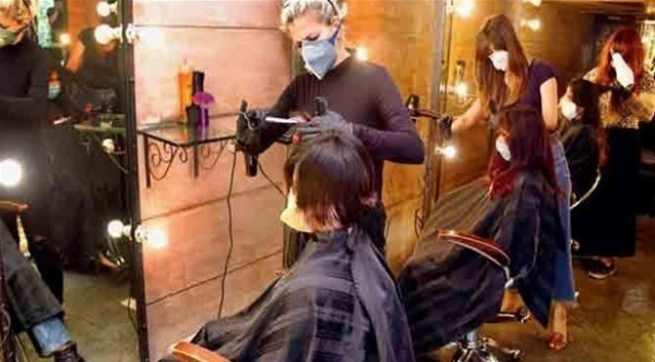 النساء في بريطانيا يتهافتن على صالونات التجميل بسبب (كورونا)