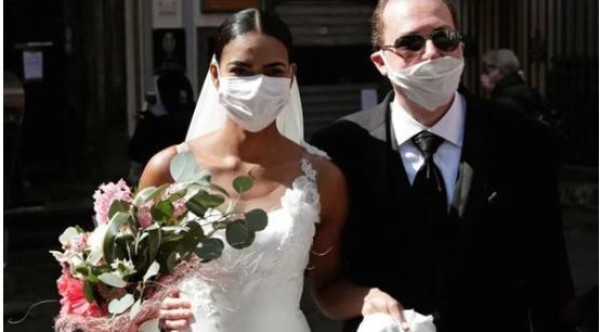 رغم (كورونا).. عروسان إيطاليان يقيمان حفل زفافهما بشكل غريب