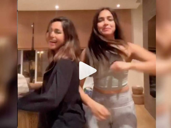 شاهد: السعودية ريم الصانع ترقص مع شقيقتها على "تيك توك"