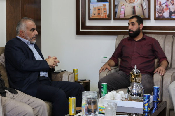 "قوافل الخير" تقدم منحة نقدية لصالح مراكز الحجر الصحي