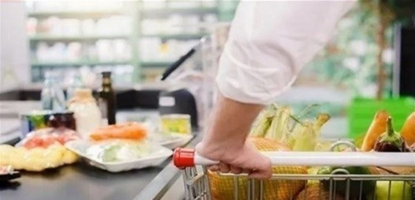 (كورونا) يعيش على أسطح المعلبات وأكياس الطعام.. هذا ما عليك فعله