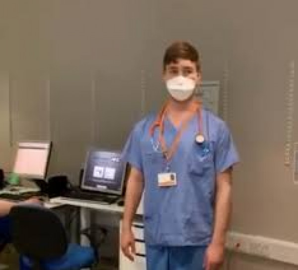 فيديو مؤثر لطبيب يغني الأوبرا لزملائه أثناء العمل