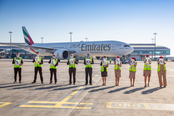 موظفو طيران الإمارات يلوّحون للطائرات: إلى لقاء قريب