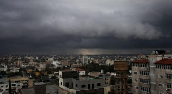 انخفاض بدرجات الحرارة وتساقط أمطار وهبات رياح قوية بفلسطين