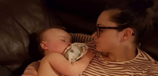 مؤثر.. بريطانية تشارك فيديو مؤلما لرضيعها وهو يقاوم (كورونا)