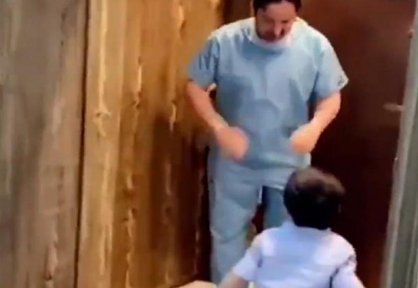 فيديو مؤثر لطبيب سعودي يرفض عناق ابنه خوفاً من (كورونا)