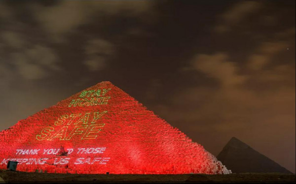 شاهد: مصر تُوجّه رسائل للعالم حول (كورونا) عبر هرم خوفو