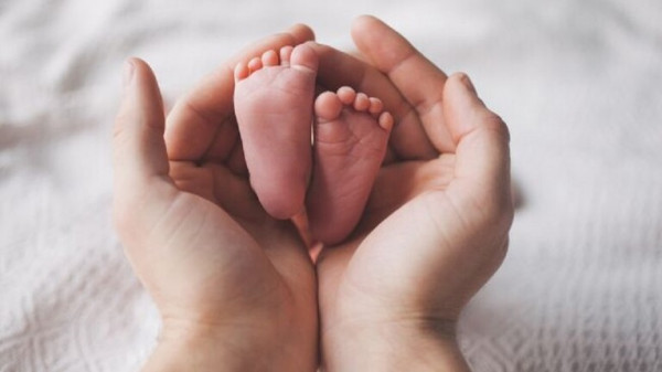 ولادة أول طفل مصاب بفيروس (كورونا) في العالم