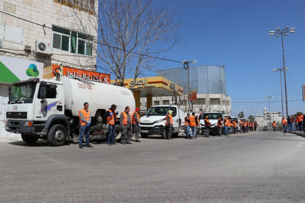 طواقم بلدية الخليل تواصل جهودها للحفاظ على أعلى درجات النظافة والتعقيم بالمدينة