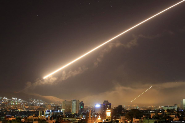 شاهد: الدفاعات الجوية السورية تتصدى لأهداف "مُعادية" بسماء حمص