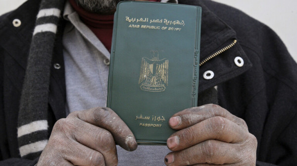 مواطنون مصريون يتخلون عن جنسيتهم