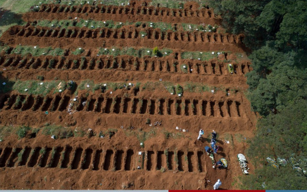 استعداداً للأسوأ.. صور مُخيفة لمقابر جماعية ضخمة لدفن ضحايا "كورونا" بهذه الدولة