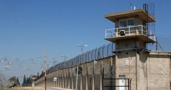عشرة أسرى في سجن "ريمون" يشرعون بإضراب مفتوح عن الطعام
