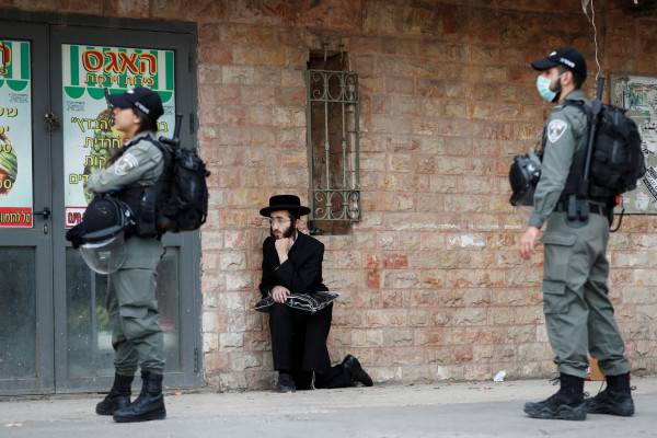 شاهد: متطرفون يهود يواجهون الشرطة الإسرائيلية بـ "السعال"