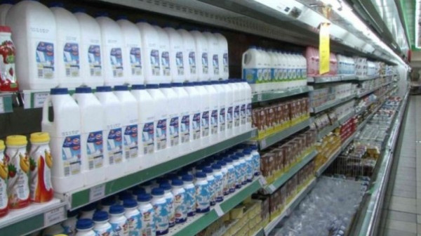 "حماية المستهلك" ومجلس الحليب الفلسطيني يتابعان قضايا فائض الكميات من الحليب بالمزارع