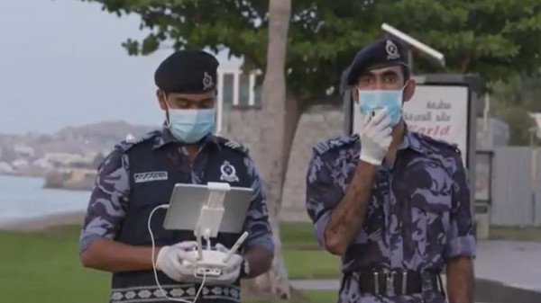 شرطة عمان تستخدم "الدرون" للتوجيه والإرشاد بشأن كورونا