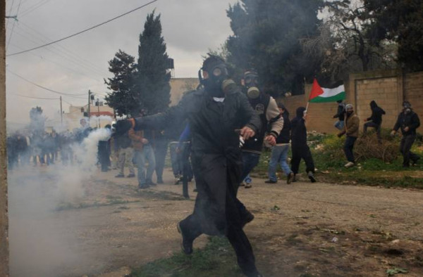 إصابة شاب بجروح والعشرات بالاختناق خلال قمع الاحتلال مسيرة