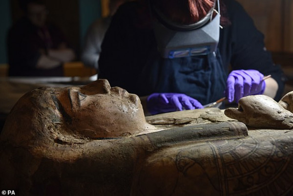 اكتشاف مفاجئ داخل نعش مومياء مصرية عمرها ثلاثة آلاف عام