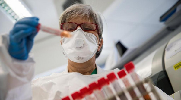 كيف تتعامل المختبرات مع العينات المشتبه باحتوائها على فيروس (كورونا)؟