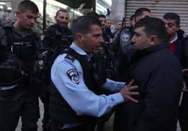 الاحتلال يقتحم منزل أمين سر حركة فتح بالقدس ويُسلّم عائلته استدعاء له