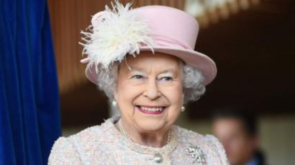 الملكة إليزابيث الثانية للبريطانيين: لا يزال أمامنا أوقات صعبة لكننا سنجتازها