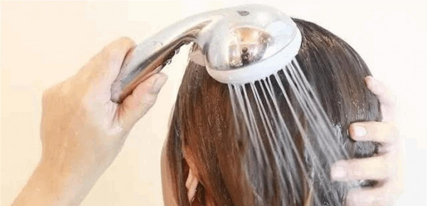هل يعيش فيروس كورونا على الشعر وما الطريقة الصحيحة لغسله؟