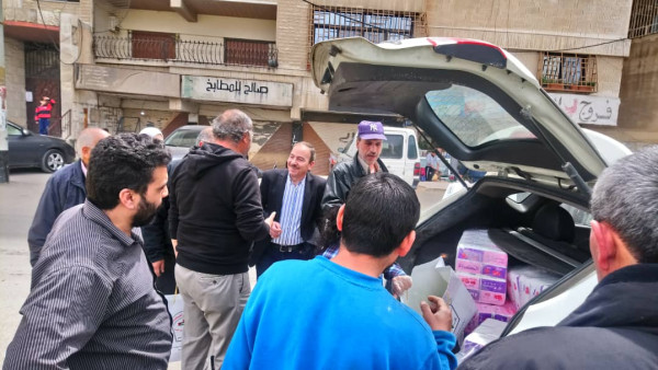 الدائرة السياسية لمنظمة التحرير تواصل توزيع المعقمات على الفلسطينيين بقدسيا وصحنايا