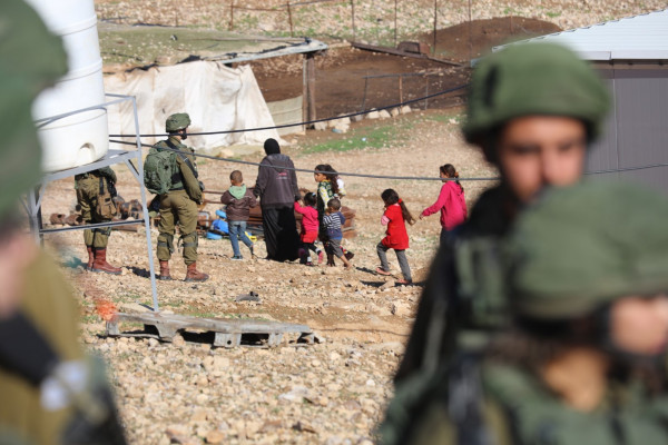 قوات الاحتلال تخطر عائلات في الأغوار بترحيلهم