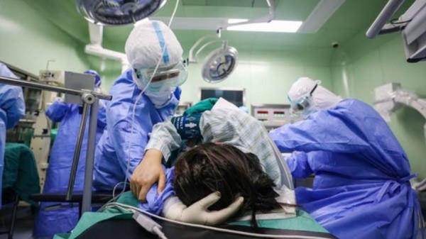 تصرف صادم من أطباء في العراق داخل غرفة عمليات بعد الاشتباه بإصابة زملائهم بـ"كورونا"
