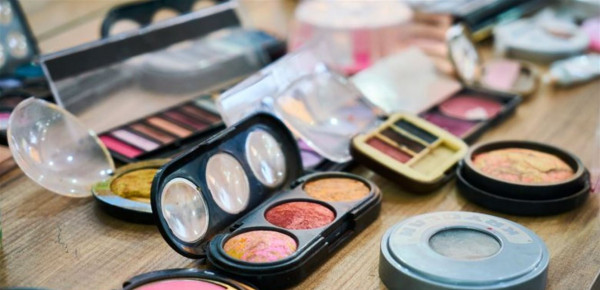 معلومة تهم المرأة.. كم يبقى (كورونا) على مستحضرات الجمال؟