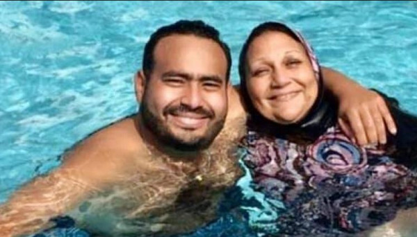 أرعبت الناس.. مصرية دخلت المطار على كرسي متحرك وصدمة حين شاهدت ابنها
