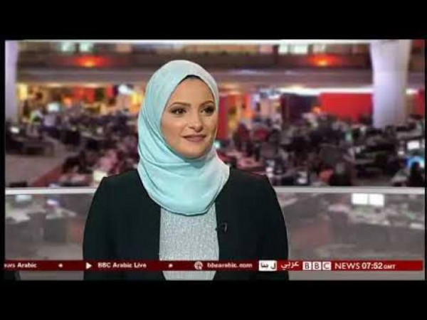 أول مذيعة مصرية محجبة تظهر على "BBC" تعلن خبراً سيئاً