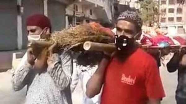رفض أقاربها دفنها.. شاهد ماذا فعل مُسلمون بجثمان عاملة هندوسية