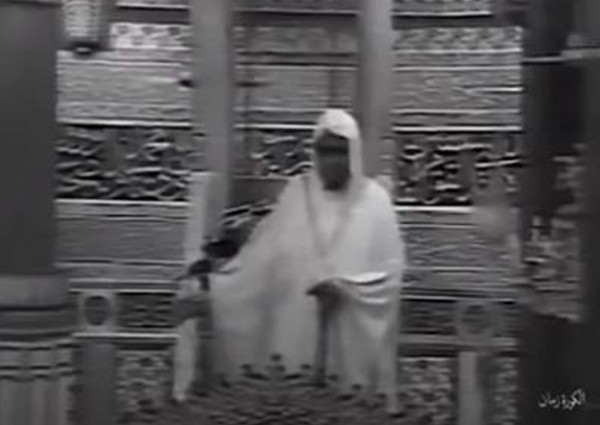 فيديو نادر لأول بث لصلاة الجمعة من المسجد النبوي
