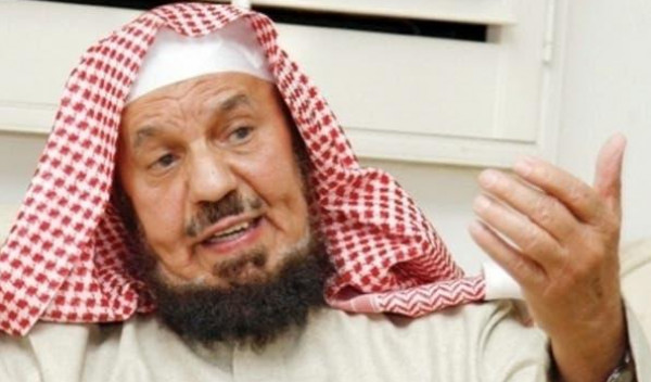 "المنيع" يحسم الجدل بشأن الصلاة عن بُعد خلف التلفزيون
