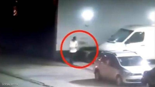 حادثة غريبة.. مصاب بكورونا فر من الإسعاف.. والشرطة ضبطته بعد مطاردة مثيرة